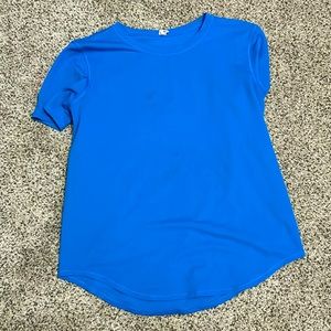 Lululemon size 4 top Blue no flaws!
